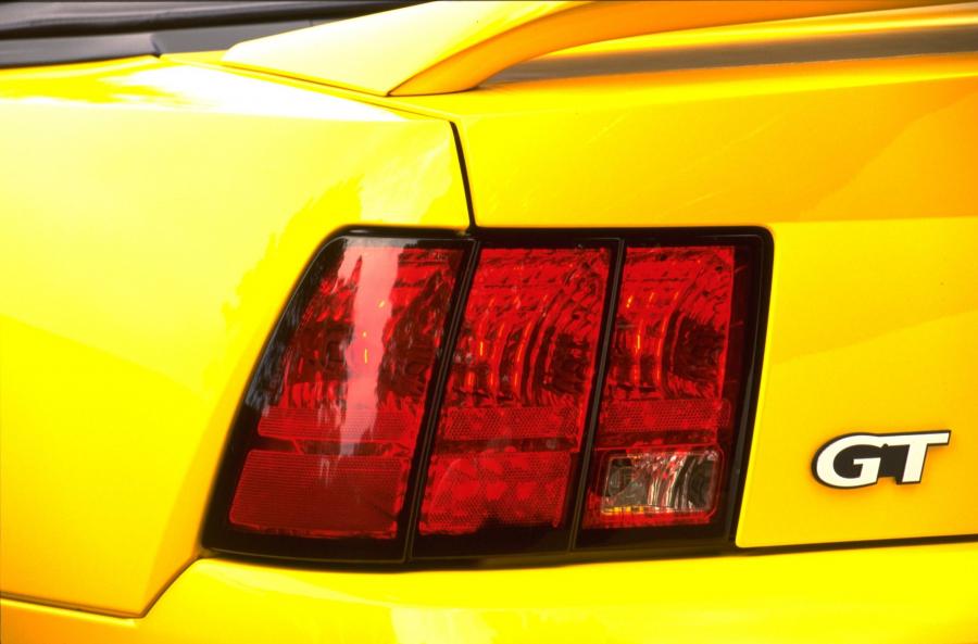 Детали экстерьера Ford Mustang GT Convertible 35th Anniversary 1999 года  (фото 7 из 24)
